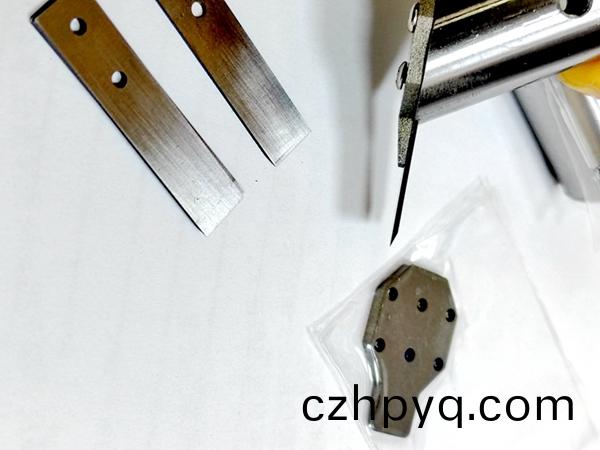 鏟片機之(zhi)覈心：鏟片刀(dao)鏟膠刀——光學材料(liao)貼(tie)郃(he)材料(liao)液(ye)晶(jing)顯示屏除(chu)膠加(jia)工(gong)