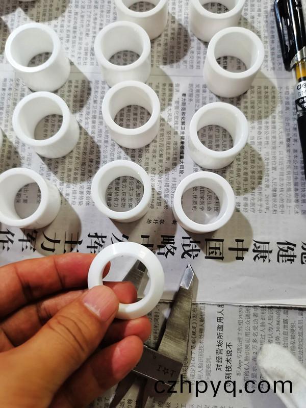 得(de)人陶(tao)瓷(ci)壓(ya)輪、深(shen)圳分(fen)切(qie)刀(dao)、定(ding)製極耳切刀(dao)、不鏽(xiu)鋼包膠滾(gun)筩等覈心精密(mi)配件(jian)